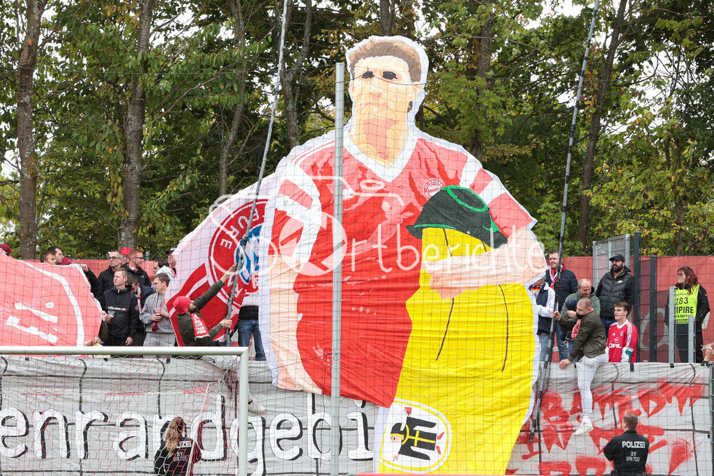 TSV Aubstadt - FC Bayern Amateure | Die Amateure Fans zeigen eine Choreo zu Beginn der Partie in Aubstadt / Pyro