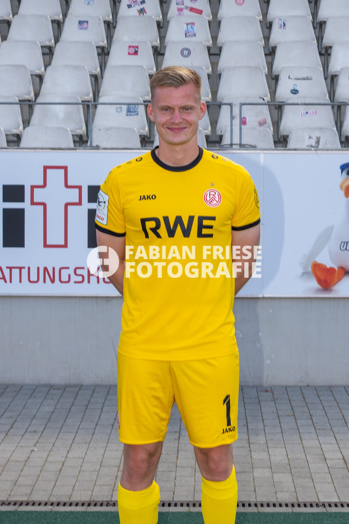 Rot-Weiss Essen; 3. Liga, Portraettermin 2026/2027, Foto: Eibner-Pressefoto/Fabian Friese | Jakob Golz (Rot-Weiss Essen, #01) Kapitaen,Rot-Weiss Essen; 3. Liga, Portraettermin 2026/2027, Foto: Eibner-Pressefoto/Fabian Friese - Realisiert mit Pictrs.com
