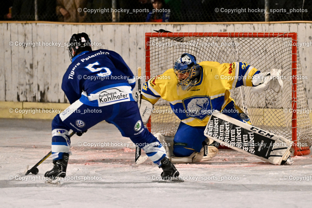 ELV Zauchen vs. EC Tigers Paternion  | #5 Rauter Marcel EC Tigers Paternion, #32 Fertani Karim ELV Zauchę, ELV Zauchen vs. EC Tigers Paternion , ELV Zauchen vs. EC Tigers Paternion  am 02.01.2025 in Eisoval Zauchen (Stadthalle Villach), Austria, (Photo by Bernd Stefan)