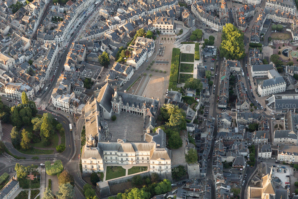 Aerial view: View of the town in Blois in the state Loir et Cher, France. – Photo: IMG_101040.jpg taken on 06/23/2017 by Werner Riehm/FLY-FOTO.com – Resolution of the original: 5472 x 3648 px