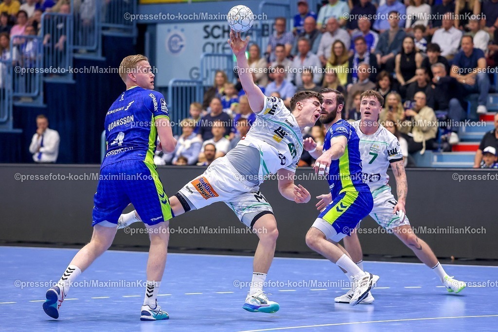 Gum30042601034 | 30.04.2026, Handball, 1. HBL, VfL Gummersbach - Frisch Auf! Göppingen, Saison 2025 / 2026 Herren, Schwalbe-Arena: Elias Newel (Frisch Auf Göppingen #40) wirft den Ball auf das Tor gegen Ellioi Snaer Vioarsson (VfL Gummersbach #04) Teitur Örn Einarsson (VfL Gummersbach #14) 