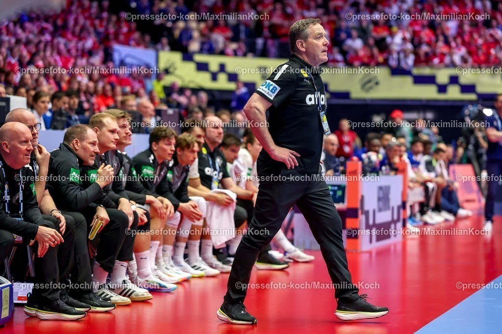 EHF28012602211 | 28.01.2026, Handball, Men's EHF EURO 2026, Deutschland - Frankreich, Jyske Bank Boxen in Herning, Dänemark, Main Round: Headcoach Alfred Gislason (Germany #hc) gestikulierend am Spielfeldrand  