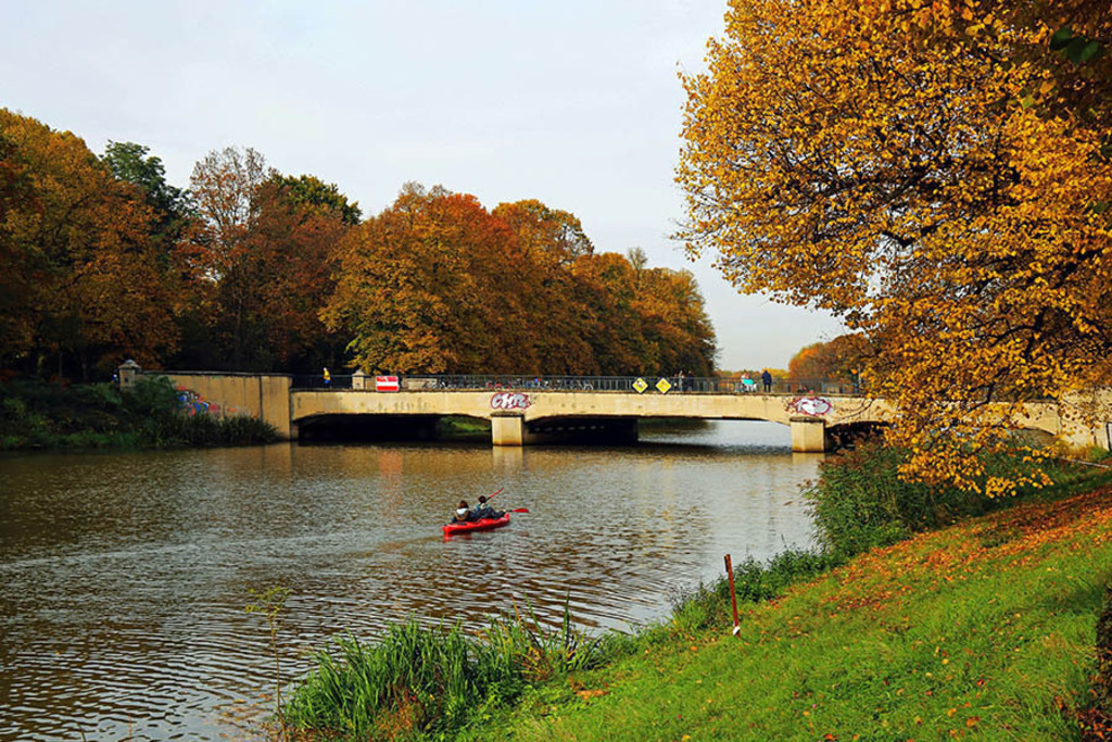 Foto: Leipzig - Sachsenbrücke | Das Team hinter BILDLEXIKON LEIPZIG bündelt historische wie aktuelle Informationen über die Stadt Leipzig in Text und Bild auf einer Plattform und stellt diese der interessierten Öffentlichkeit zur Verfügung.