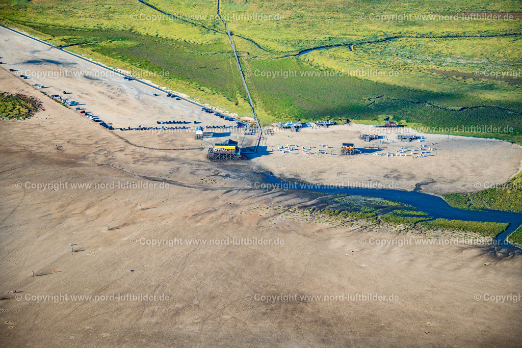 St. Peter-Ording_Gaststätte_Salt_Silver_Am_Meer_ELS_3515060822 | SANKT PETER-ORDING 06.08.2022 Küsten- Landschaftund Gastätte" Salt Silver" und Strandparkplatz am Sandstrand im Ortsteil Böhl in Sankt Peter-Ording im Bundesland Schleswig-Holstein, Deutschland. Springtide überflutet Teile vom Böhler Strandparkplatz an den Salzwiesen. // Coastal landscape and beach parking lot on the sandy beach in the district Boehl in Sankt Peter-Ording in the state Schleswig-Holstein, Germany. Foto: Martin Elsen