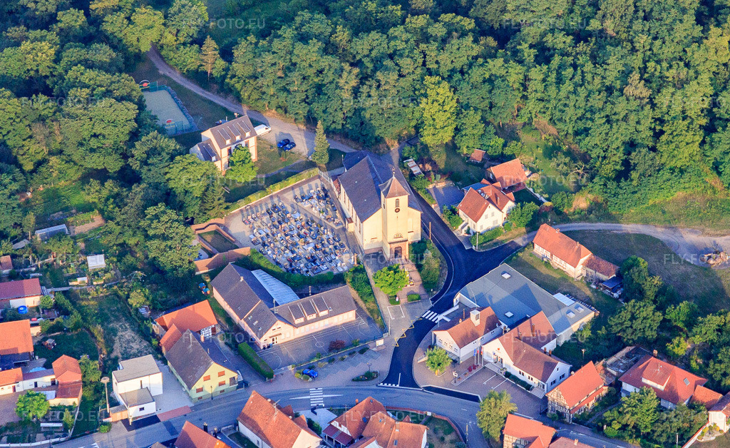 Vue aérienne: Cimetière et église catholique Saint-Michel à Neewiller-près-Lauterbourg dans le département Bas Rhin, France – .Photo: IMG_121023.jpg prise le 23/07/2020 par Werner Riehm/FLY-FOTO.eu – Résolution de l'original: 4186 x 2568 px