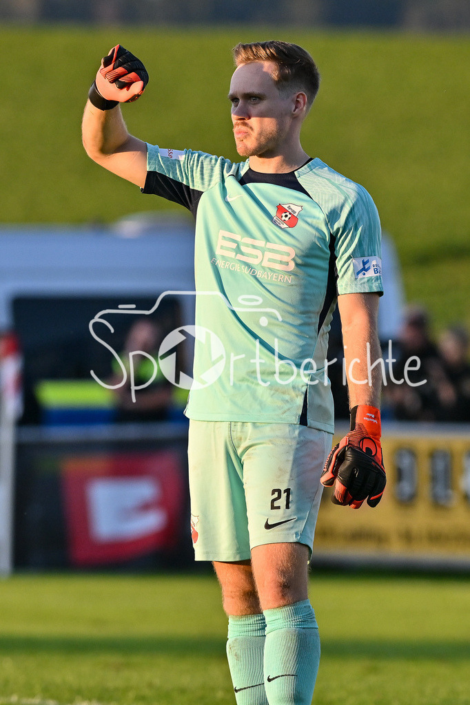 SpVgg Hankofen-Hailing - FC Bayern Amateure | im Bild Sebastian MAIER (SpVGG Hankofen-Hailing #1) geblendet von der Abendsonne / Freitseller / Einzelfoto / Regionalliga Bayern: SpVgg Hankofen-Hailing - FC Bayern München II, Maierhofer-Bau Stadion am 20.09.2024