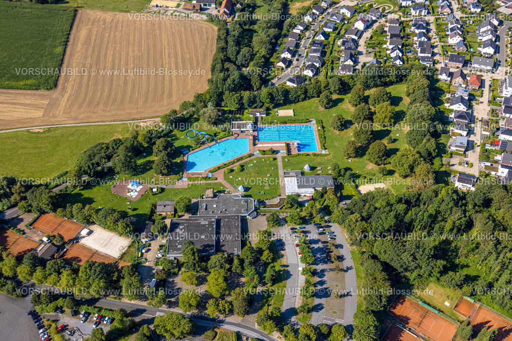 Heiligenhaus240813311 | Luftbild, Freibad und Hallenbad HeljensBad, Wasserrutsche, Liegewiese und Badegäste, Heiligenhaus, Ruhrgebiet, Nordrhein-Westfalen, Deutschland