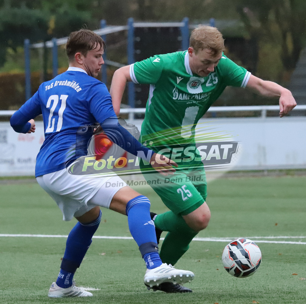 TuS Bruchmühlen II - Bünder SV | Auf dem Bild zu sehen: blau TuS Bruchmühlen: Noah Schwarz ; grün Bünder SV: Florian FinkeTuS Bruchmühlen II, Bünder SV, Saison 25/26, Kreisliga A, Bruchmühlen, Deutschland - Realisiert mit Pictrs.com