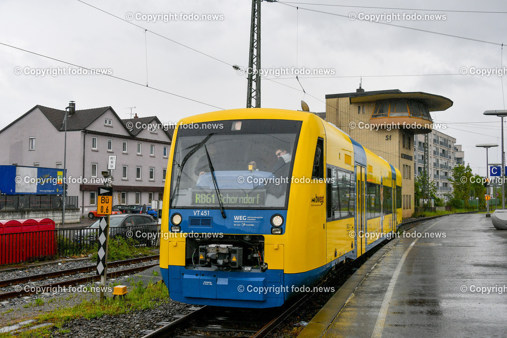 Deutschland_ Baden-Wuerttemberg_ Nahverkehr_ 26.04.2025-2 | 26.04.2025, Deutschland, GER, Baden-Wuerttemberg, im Bild Themenbild, Wieslauftalbahn, elektrifizierte Nebenbahn, Nahverkehr, Schorndorf, Zug, Eisenbahn, Schienenverkehr, Bahnhof, Transport, Reisende, Menschen, Lok, Waggon, Feature, Symbolbild