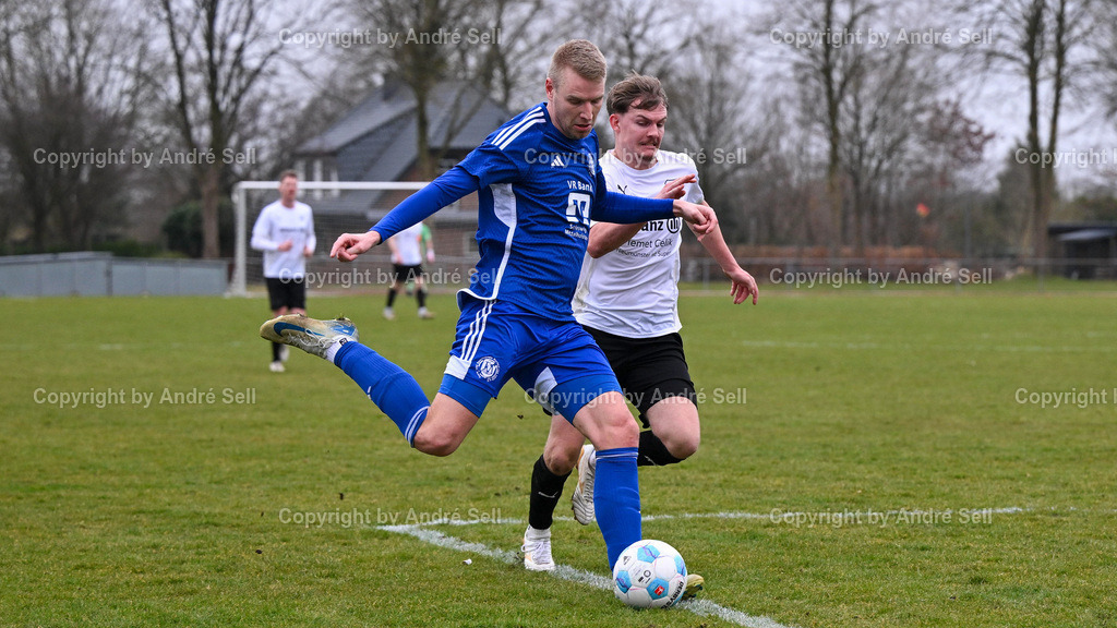 TuS Nortorf vs SV Wasbek | Malte Lucht (Nortorf #12) vs Mattes Burkhardt (Wasbek #15) / Fußball-Verbandsliga West Männer 2025/2026 / TuS Nortorf vs SV Wasbek / TuS Arena / Nortorf / 14.03.26 - Realisiert mit Pictrs.com