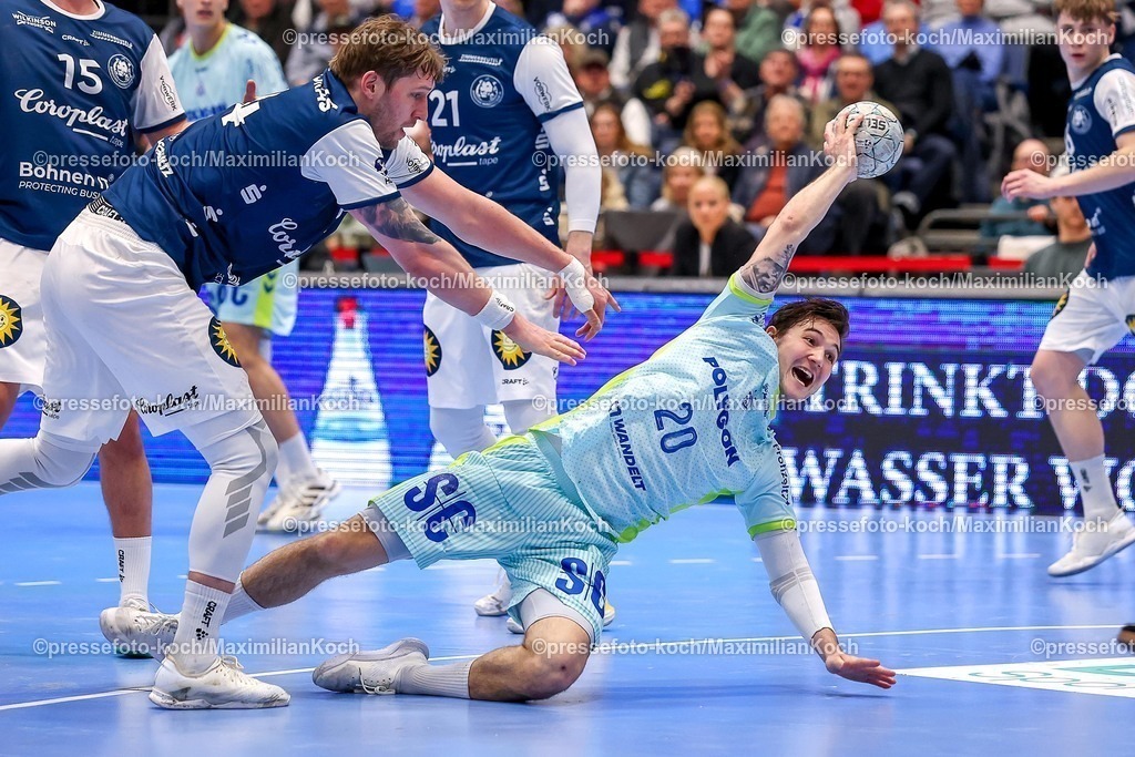 BHC02042601096 | 02.04.2026, Handball, HBL, Bergischer HC - VfL Gummersbach, Mitsubishi Electric HALLE Düsseldorf: Ludvig Hallbäck (VfL Gummersbach #20) wirft den Ball auf das Tor im Zweikampf gegen  Gerdas Babarskas (BHC #14) Lars Kooij (BHC #15) Kim Voss-Fels (BHC #21)  