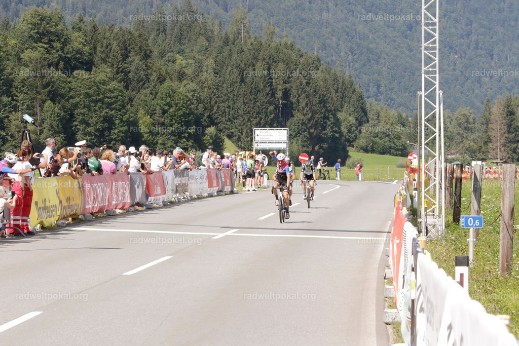 1043_20230817_Bewerb_Maenner_Muehlanger | AUT - OESTERREICH, 2023-08-16: SPORT RENNRAD-FAHREN - 55. INTERNATIONALER RADWELTPOKAL IN ST. JOHANN IN TIROL  - Vintage-Radrennen mit WM-Bronze-Medaillen-Siegerin Christina Schweinberger, den Teilnehmer und Alexander Baumann (vom Orginastions-Team) - TAG 2 BEWERB MAENNER IN SECHS GRUPPEN  ; Foto: Roland Muehlanger