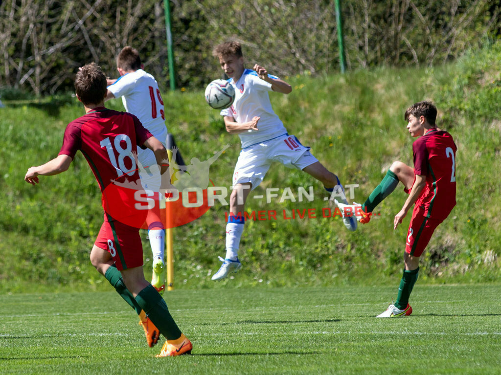 Portugal  U15 -Czech Republic U15 | AFONSO PATRÃO (Portugal #18) LUKAS MOUDRY (Czech Republic #19) ADAM SOSNA (Czech Republic #10) EDGAR MOTA (Portugal #2) ; Portugal  U15 -Czech Republic U15 am 29.04.2022 in Arnoldstein
(Sportplatz), AUSTRIA, (Photo by Ernst Krawagner sport-fan.at) - Realisiert mit Pictrs.com