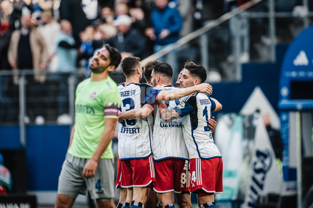 Fußball | Männer | Saison 2023/2024 | 2. Fußball-Bundesliga | 26. Spieltag | Hamburger SV vs. SV Wehen Wiesbaden | 17.03.2024 | Während Torschütze Miro Muheim (#28, HSV) im Hintergrund feiert, ärgert sich Pechvogel Sascha Mockenhaupt (#4, SV Wehen Wiesbaden) im Vordergrund