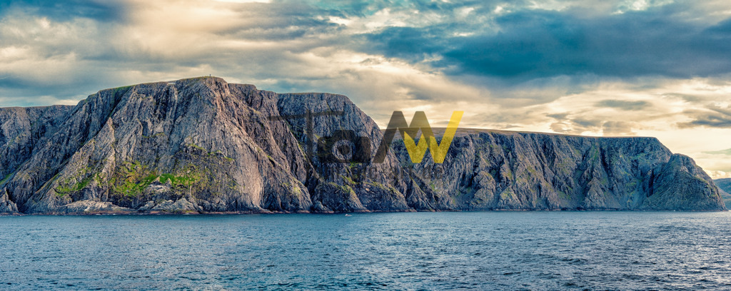 Panorama der felsigen Steilküste des Nordkapps----Norwegen | Das Bild zeigt das Nordkap in Norwegen, eine der bekanntesten Sehenswürdigkeiten Europas. Es ist ein markantes Schieferplateau, das rund 300 Meter steil aus dem Nordpolarmeer ragt. - Realisiert mit Pictrs.com