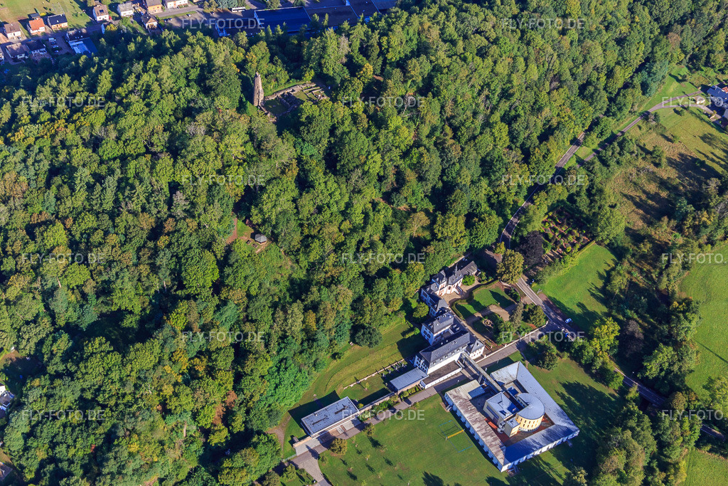 Schloss Dagstuhl mit Leibniz-Zentrum für Informatik,. Schloßgarten und Schlosskapelle unterhalb der Ruinen und Fundamente der Burg Dagstuhl im Wald http://www.burgdagstuhl.de/ https://www.dagstuhl.de/ https://www.gaerten-ohne-grenzen.de/attraktion/sc | Luftbild: Schloss Dagstuhl mit Leibniz-Zentrum für Informatik,. Schloßgarten und Schlosskapelle unterhalb der Ruinen und Fundamente der Burg Dagstuhl im Wald http://www.burgdagstuhl.de/ https://www.dagstuhl.de/ https://www.gaerten-ohne-grenzen.de/attraktion/schlossgarten-dagstuhl-eae00dd79f im Ortsteil Dagstuhl in Wadern im Bundesland Saarland in Deutschland. Foto: IMG_149761.jpg vom 06.09.2025 durch Werner Riehm/FLY-FOTO.de - Realisiert mit Pictrs.com