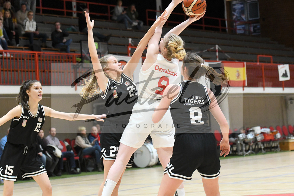 20200126_OSCTGN_0021 | Basketball, Juniorinnen: Kira Baseler (TG Neuss Junior Tigers), Naike Voß (TG Neuss Junior Tigers), Frieda Bühner (OSC Junior Panthers) und Jana Schnelle (TG Neuss Junior Tigers) im Zweikampf beim Spiel der WNBL zwischen OSC Junior Panthers vs. TG Neuss Junior Tigers am 26.01.2020 im Panthers Dome in Osnabrück, Deutschland.(Foto von Nico Paetzel) - Realisiert mit Pictrs.com