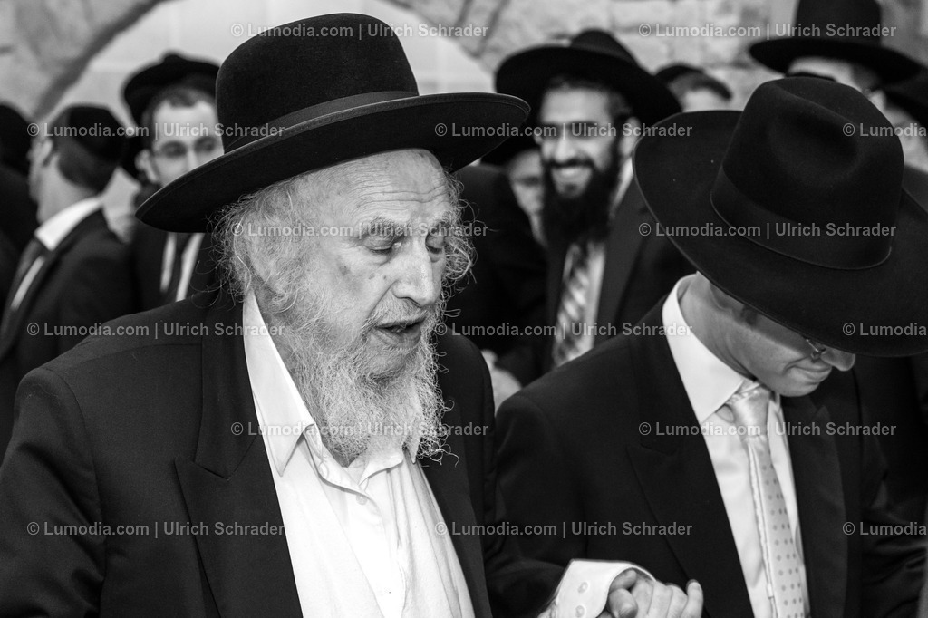201608_Israel-129 | Jerusalem. Hochzeit von Chaim und Scheffi. Große Freude, denn Schmu’el Auerbach, der Rabbiner der kleinen Gemeinde ist gekommen, die Trauung abzuhalten! - Realisiert mit Pictrs.com