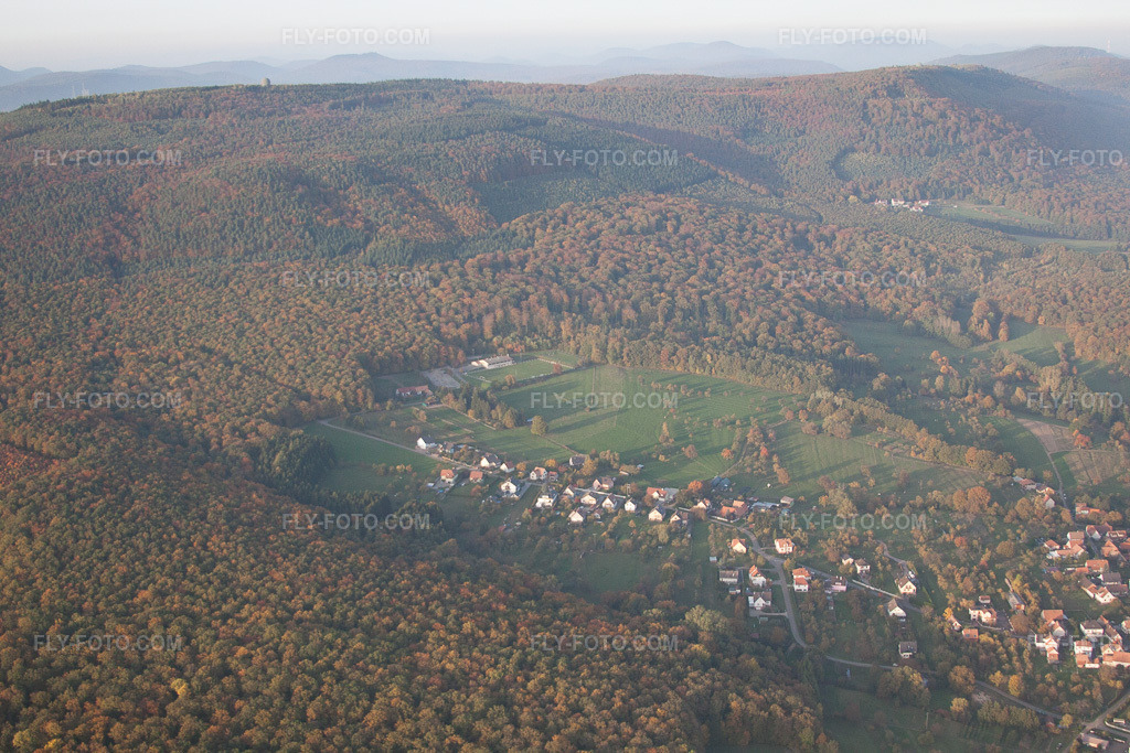 Aerial view: View of the town in Preuschdorf in the state Bas-Rhin, France. – Photo: IMG_54226.jpg taken on 10/21/2012 by Werner Riehm/FLY-FOTO.com – Resolution of the original: 4752 x 3168 px