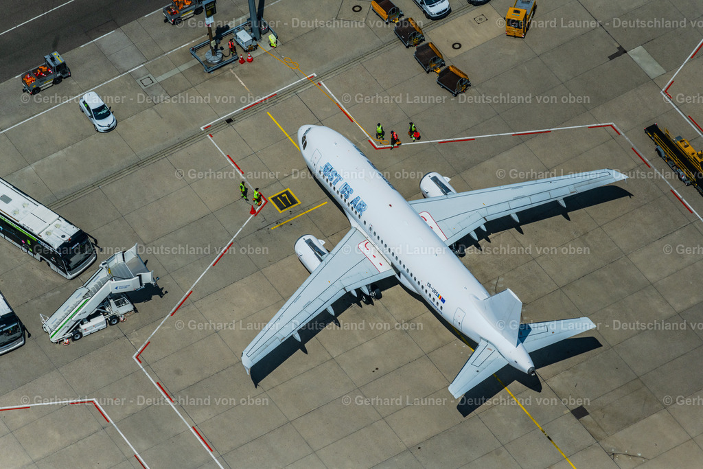 4046603 | LEINFELDEN-ECHTERDINGEN 19.07.2021 Passagierflugzeug Airbus A319 der rumänischen Fluggesellschaft " Just US Air " mit der Kennung YR-URS auf der Startposition auf dem Flughafen Stuttgart in Leinfelden-Echterdingen im Bundesland Baden-Württemberg, Deutschland. Weiterführende Informationen bei: Flughafen Stuttgart GmbH. // Passenger aircraft Airbus A319 of the romanian airline" Just US Air " with the registration YR-URS on the take-off position at Stuttgart Airport in Leinfelden-Echterdingen in the state Baden-Wuerttemberg, Germany. Further information at: Flughafen Stuttgart GmbH. Foto: Gerhard Launer