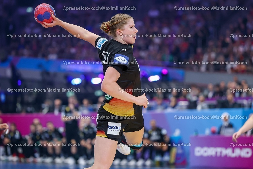 IHF09122502065 | 09.12.2025, Handball WM Frauen, Viertelfinale, Deutschland - Brasilien, 27th IHF Women's Handball World Championship, Westfalenhalle Dortmund: Nina Engel (GER #08) 