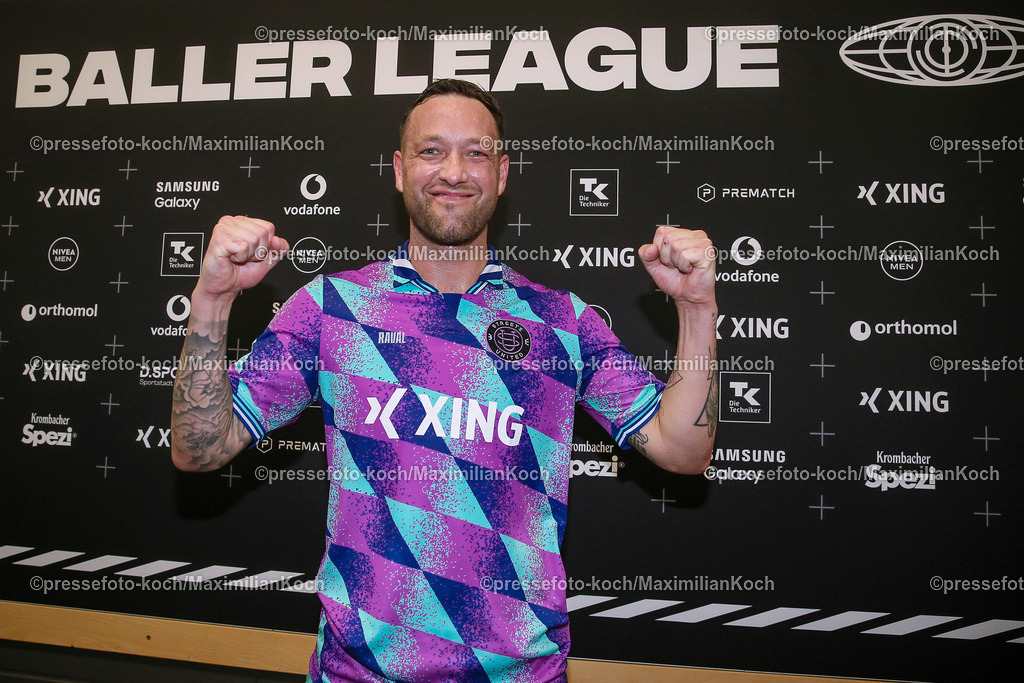 DueBL08042401041 | 08.04.2024, Düsseldorf, Fußball, Baller League, PSD Bank Dome, Final Four, Halbfinale Streets United - Eintracht Spandau:  Julian Schieber jubelnd