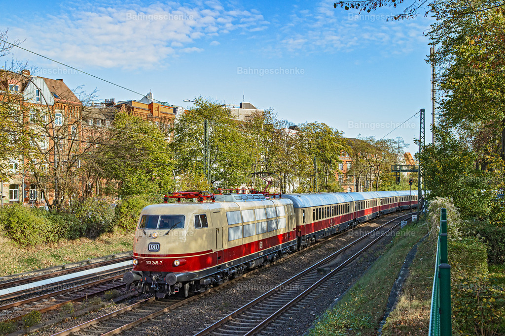 DB103245Rotherbaum1p061122 | Stöbern Sie durch einzigartige Aufnahmen und finden die perfekte Aufnahme für jeden Eisenbahnentheusiast! Stellen Sie sich aus einer Reihe von Möglichkeiten wie der Druck auf Leinwände, Fotoposter, Kalender oder Magnetfotos Ihr Geschenk zusammen - Realisiert mit Pictrs.com