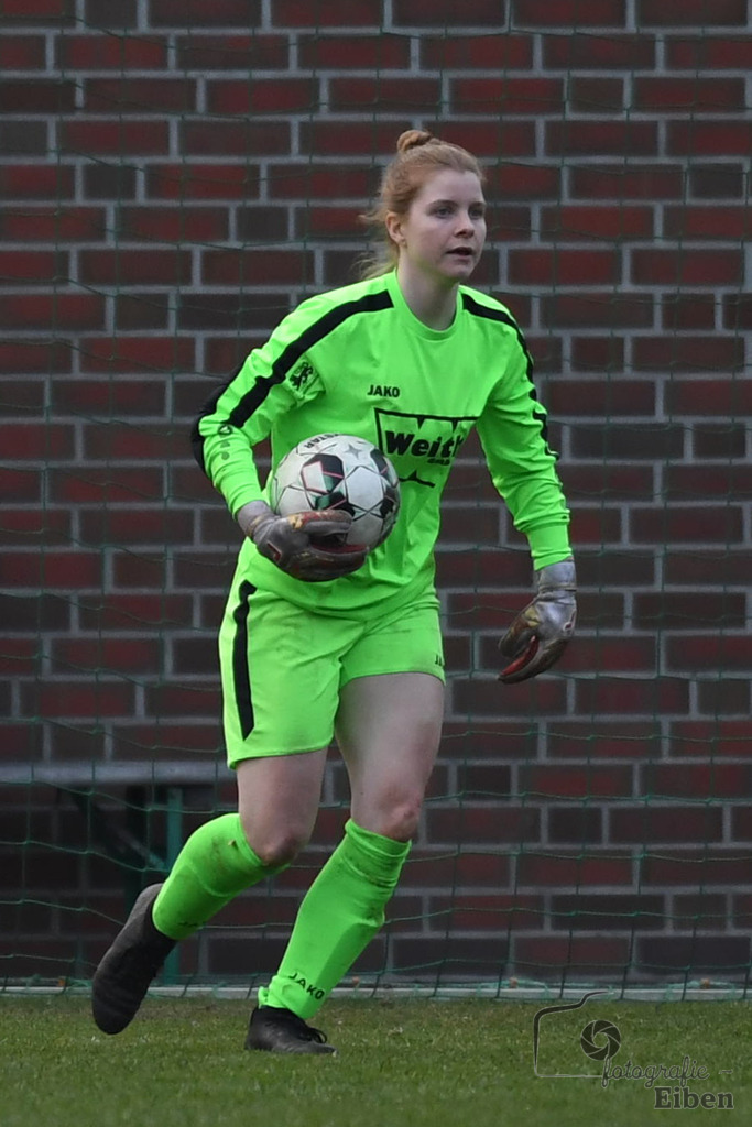 SG am Meer-SpVG Aurich U20 | Bezirksliga Frauen Nord; SG am Meer (schwarz)-SpVG Aurich U20 (rot) am 23.03.2025; in Gristede (Fehrenkampstr. 2a), Photo: Philip Eiben 2025 - Realisiert mit Pictrs.com