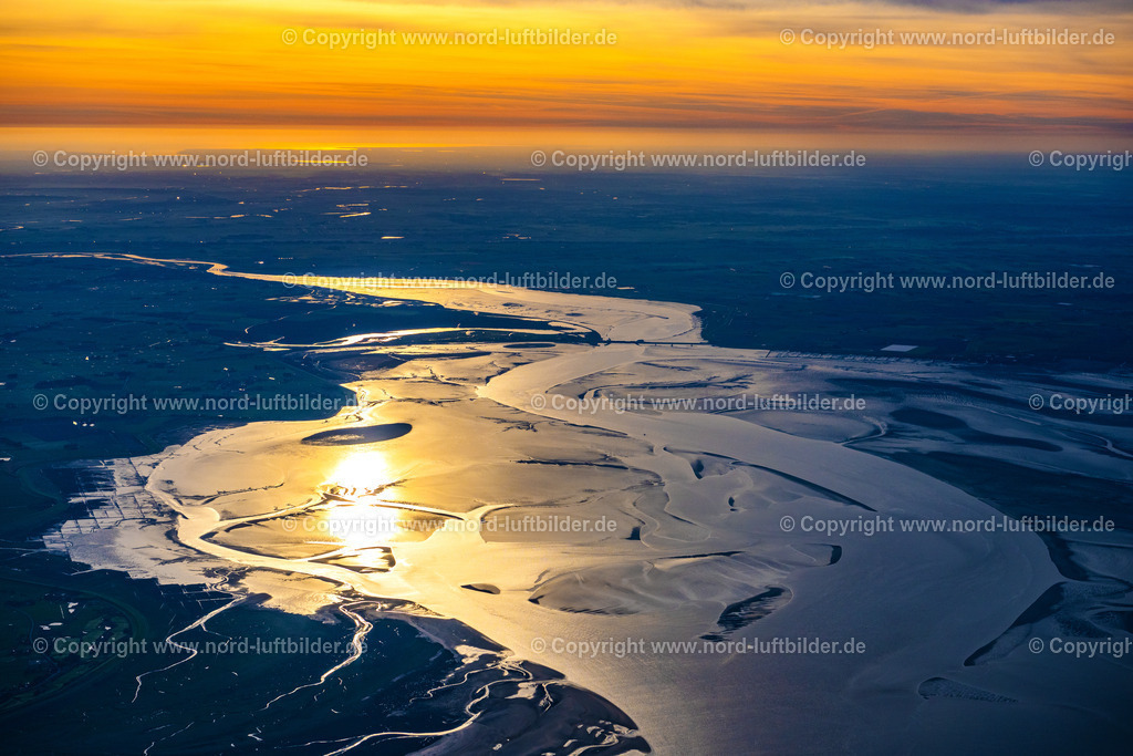 Eider_Sperrwerk_Sonnenaufgang_ELS_4209010523 | WESSELBURENERKOOG 01.05.2023 Sonnenaufgang über der Landschaft am " Eider-Sperrwerk " in Wesselburenerkoog im Bundesland Schleswig-Holstein, Deutschland. // Sunrise over the countryside on " Eider-Sperrwerk " in Wesselburenerkoog in the state Schleswig-Holstein, Germany. Foto: Martin Elsen