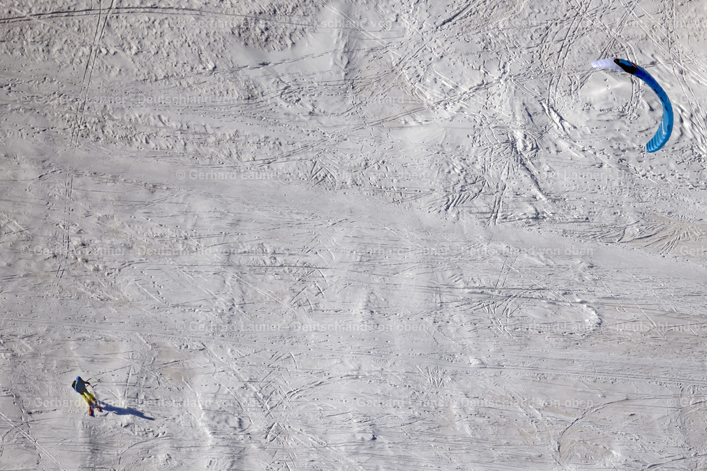 4043485 | GERSFELD (RHöN) 13.02.2021 Winterluftbild Surfer - Kitesurfer - Snowkiter in Fahrt an der Wasserkuppe in Gersfeld (Rhön) in der Rhön im Bundesland Hessen, Deutschland. Weiterführende Informationen bei: Papillon Flucenter Wasserkuppe. // Winter aerial photo Surfer - Kitesurfer - Snowkiter in ride on the Wasserkuppe in Gersfeld (Rhoen) in the Rhoen in the state Hesse, Germany. Further information at: Papillon Flucenter Wasserkuppe. Foto: Gerhard Launer