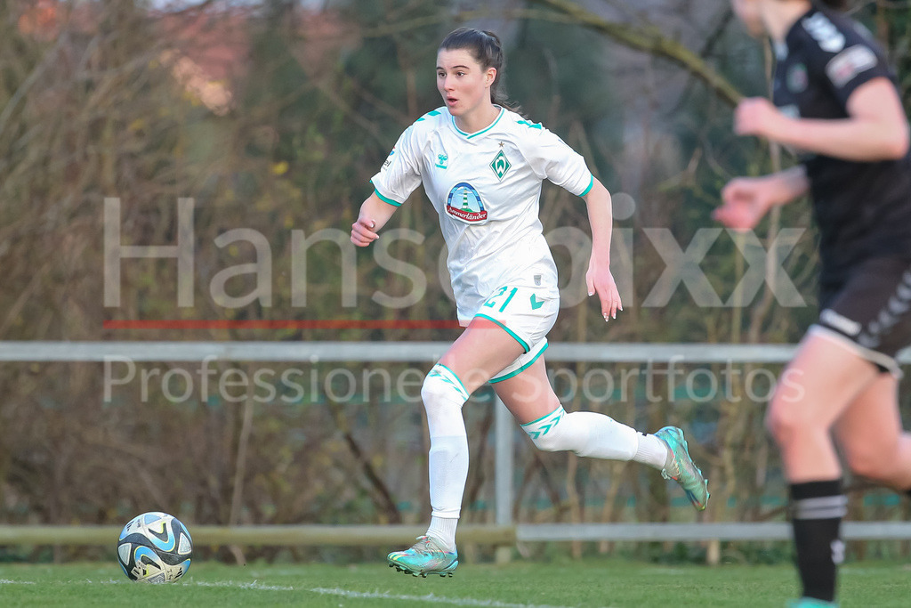 Fussball, Testspiel Frauen, SV Henstedt-Ulzburg - SV Werder Bremen | v.li.: Chiara Hahn (SV Werder Bremen, 21) am Ball, Einzelbild, Ganzkörper, Aktion, Action, Spielszene