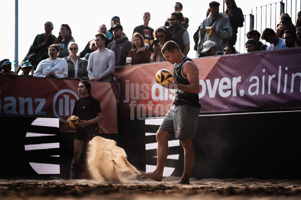 Beachvolleyball | Männer | Allianz German Beach Tour 2025 | Tourstop Düsseldorf | 17.05.2025 | Martins Plavins prüft den Wind vor dem Aufschlag