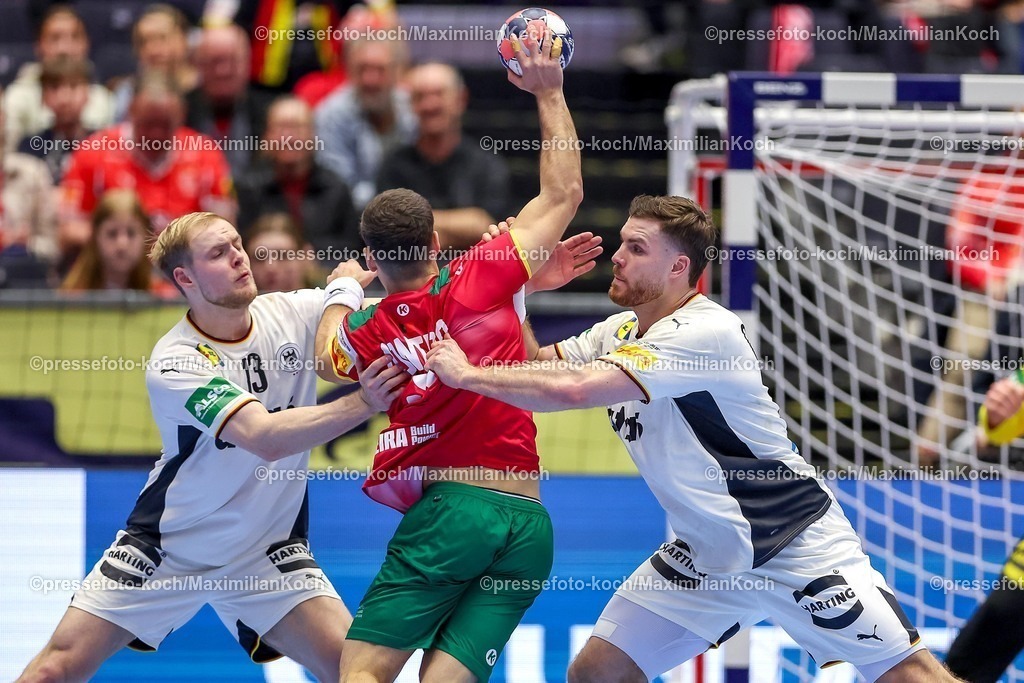 EHF22012601081 | 22.01.2026, Handball, Men's EHF EURO 2026, Deutschland - Portugal, Jyske Bank Boxen in Herning, Dänemark, Main Round:  Matthes Langhoff (Germany #13) und  Johannes Golla (Germany #04) verteidigen gegen  Filipe Graca Monteiro (Portugal #09)