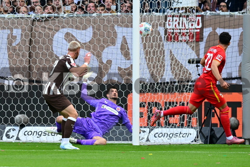 KBS Picture_FCStPauli-FCAugsburg_024 | v.l. Oppie Louis (St.Pauli) , Vasilj Nikola (St.Pauli)  und Rieder Fabian (FC Augsburg) macht das 1:0 ,Sportplatz :  Millerntor Stadion, - Realisiert mit Pictrs.com