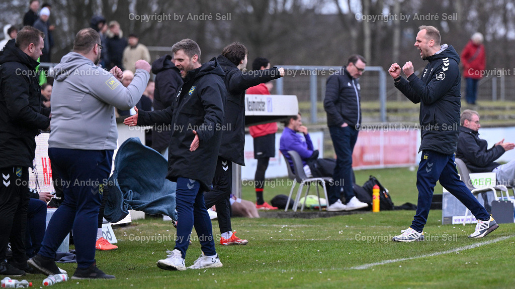 VfR Neumünster vs SV Todesfelde | Jubel beim SV Todesfelde &amp; Trainer Björn Sörensen (Todesfelde rechts) über den späten Siegtreffer / Fußball-Oberliga Männer 2025/2026 / VfR Neumünster vs SV Todesfelde / VfR Stadion / Neumünster / 15.03.26 - Realisiert mit Pictrs.com