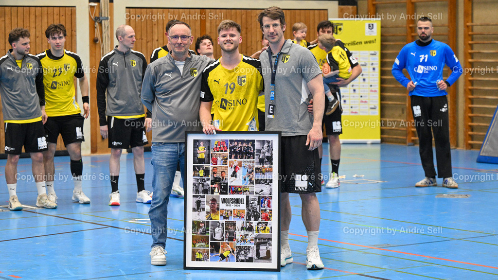 TSV Altenholz vs EHV Aue | Verabschiedung von Hannes Glindemann (TSVA #19) durch Geschäftsführer Sönke Bergemann (li.) &amp; Sportlicher Leiter Tommy Fängler (re.) / Handball 3. Liga Nord-Ost Männer 2025/2026 / TSV Altenholz vs EHV Aue / Edgar-Meschkat-Halle / Altenholz / 18.04.26 - Realisiert mit Pictrs.com