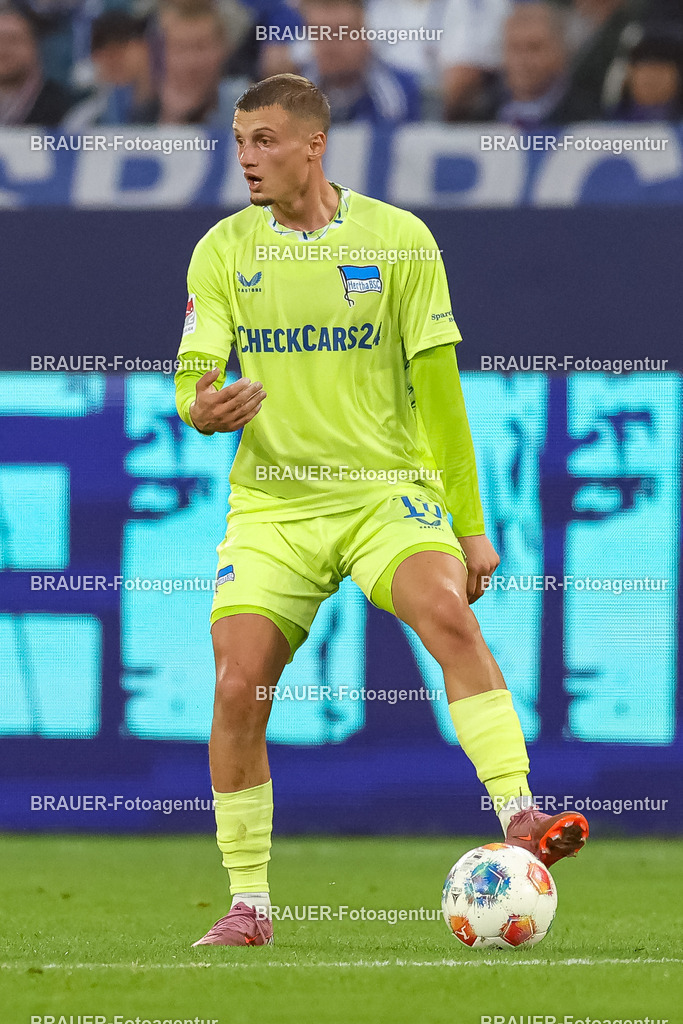 1_S04BER_20250801_2257.JPG -  - FC Schalke 04 - Hertha BSC Berlin - 2. Bundesliga | Gelsenkirchen, Deutschland, 01.08.25: Michael Cuisance (Hertha BSC Berlin) in Aktion, am Ball, Einzelaktion waehrend des Spiels der 2. Bundesliga zwischen FC Schalke 04 - Hertha BSC Berlin in der Veltins-Arena am 01. August 2025 in Gelsenkirchen, Deutschland. (Foto von Stefan Brauer/Brauer-Fotoagentur)DFB/DFL REGULATIONS PROHIBIT ANY USE OF PHOTOGRAPHS AS IMAGE SEQUENCES AND/OR QUASI-VIDEO.