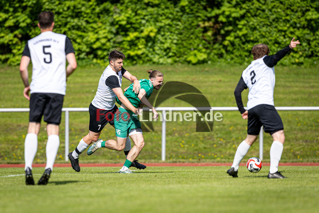 1.FC Penzberg U23 2 gegen ESV Penzberg II | Fußball Herren A-Klasse Gruppe 6 Zugspitze 2025/26, 1.FC Penzberg U23 2 gegen ESV Penzberg II, 20250510,Zweikampf,2025-05-10 in Penzberg (Stadion an der Karl-Wald-Straße), Benedikt SCHOTT (ESV Penzberg 2 7), Liridon GJOCAJ (1. FC Penzberg U23 2 Goalie 27)Copyright: WolfgangxLindner www.foto-lindner.de