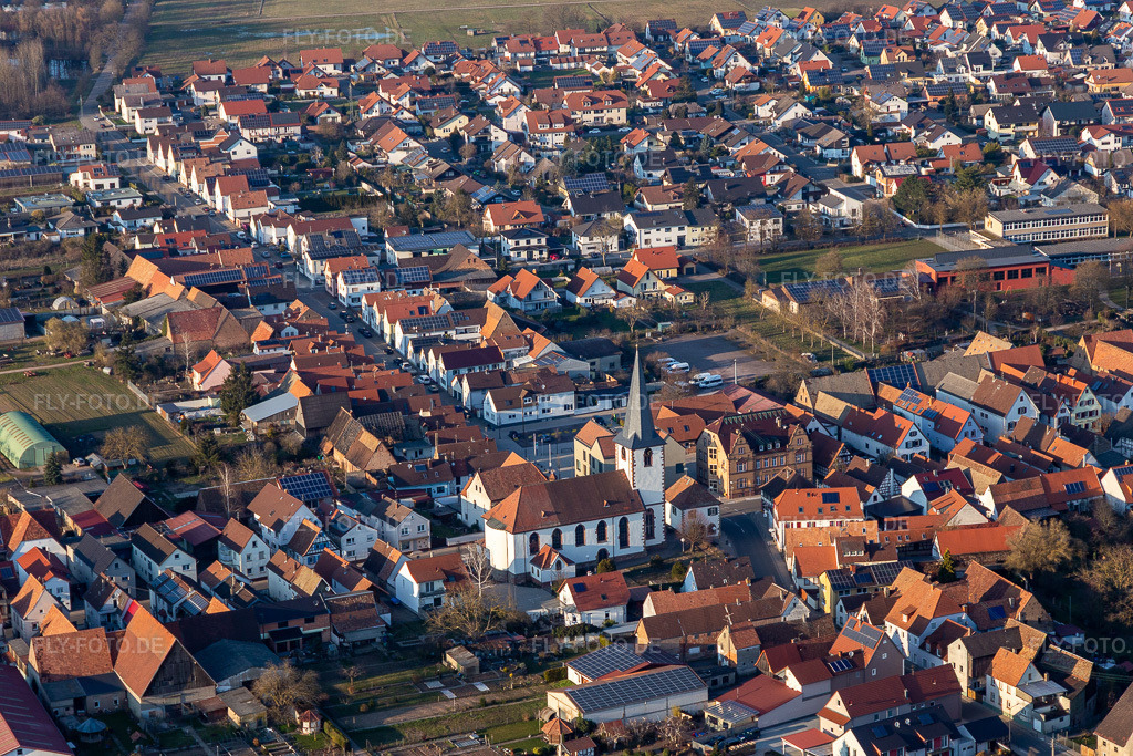 Luftbild: Kirchengebäude im Dorfkern in Ottersheim bei Landau im Bundesland Rheinland-Pfalz in Deutschland. Foto: IMG_126112.jpg vom 07.03.2021 durch Werner Riehm/FLY-FOTO.de