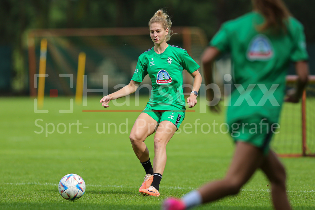 Fussball, Google Pixel Frauen-Bundesliga, Training SV Werder Bremen | v.li.: Saskia Matheis (SV Werder Bremen, 19) am Ball, Einzelbild, Ganzkörper, Aktion, Action