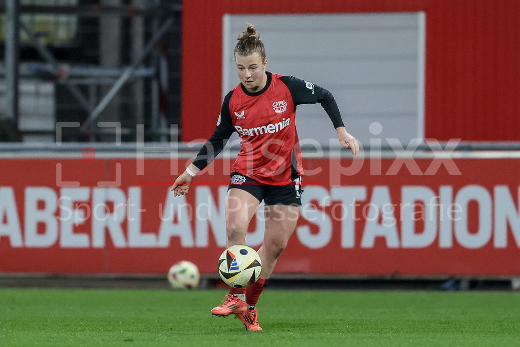 Fussball, DFB-Pokal Frauen, Bayer 04 Leverkusen - SV Werder Bremen | v.li.: Kristin Kögel (Bayer 04 Leverkusen, 11) am Ball, Freisteller, Einzelbild, Ganzkörper, Aktion, Action, Spielszene, DIE DFB-RICHTLINIEN UNTERSAGEN JEGLICHE NUTZUNG VON FOTOS ALS SEQUENZBILDER UND/ODER VIDEOÄHNLICHE FOTOSTRECKEN. DFB REGULATIONS PROHIBIT ANY USE OF PHOTOGRAPHS AS IMAGE SEQUENCES AND/OR QUASI-VIDEO.