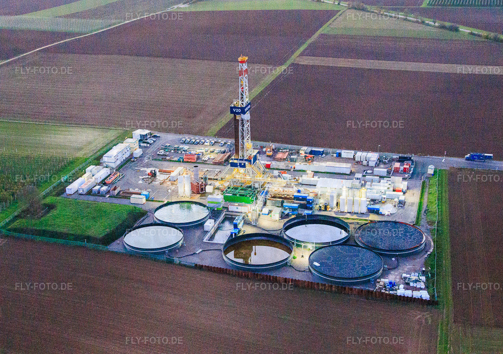 Tiefenbohrplatz V20 von Vulcan Energy im Abendlicht am Schleidberg zur Förderung von Geothermie und Lithium https://v-er.eu/de/ | Luftbild: Tiefenbohrplatz V20 von Vulcan Energy im Abendlicht am Schleidberg zur Förderung von Geothermie und Lithium https://v-er.eu/de/ in Insheim im Bundesland Rheinland-Pfalz in Deutschland. Foto: IMG_151722.jpg vom 18.11.2025 durch Werner Riehm/FLY-FOTO.de - Realisiert mit Pictrs.com