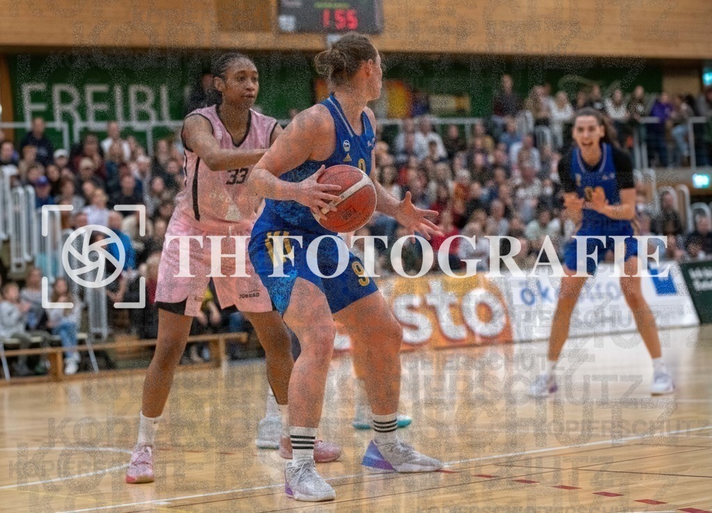 GER, Eisvoegel USC Freiburg - Alba Berlin, Basketball, Toyota Damen Basketball Bundesliga, 6. Spieltag, Saison 2022/2023, 12.11.2022 | Laina Snyder (Alba Berlin Frauen, #09) am Ball dahinter Christa Reed (USC Eisvoegel Freiburg, #33)

GER, Eisvoegel USC Freiburg - Alba Berlin, Basketball, Toyota Damen Basketball Bundesliga, 6. Spieltag, Saison 2022/2023, 12.11.2022

Foto: THF Sport/Thomas Heß
