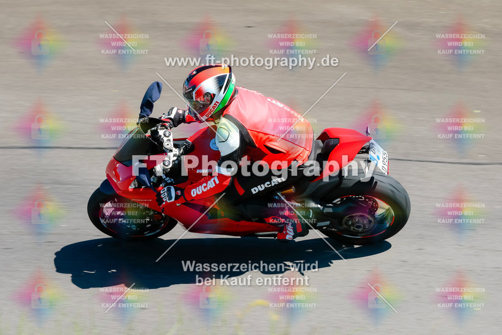 Moto-TeamOBK-21933 | Hier findet Ihr Bilder von Touristenfahrten auf der Nürburgring Nordschleife oder von anderen Veranstaltungen die ich besucht habe. Viel Spass beim Durch Schauen 
