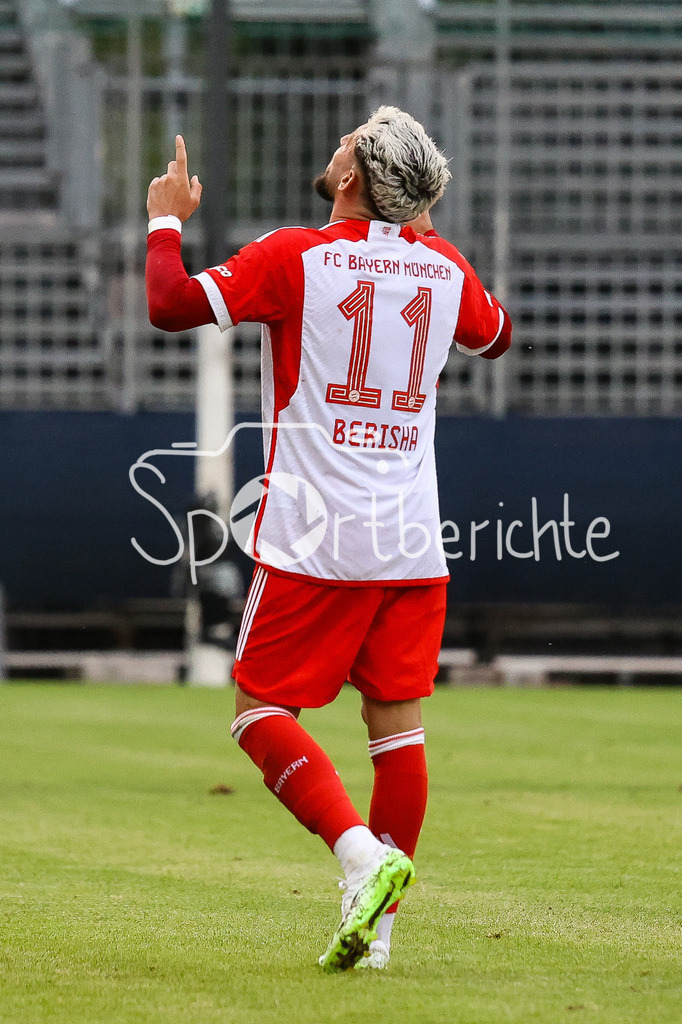 SV Wacker Burghausen - FC Bayern Amateure | Wieder jubeln die kleinen Bayern / Der Treffer zum 0-2 druch Dion BERISHA (FCB #11) / Jubel / Freude / Tor