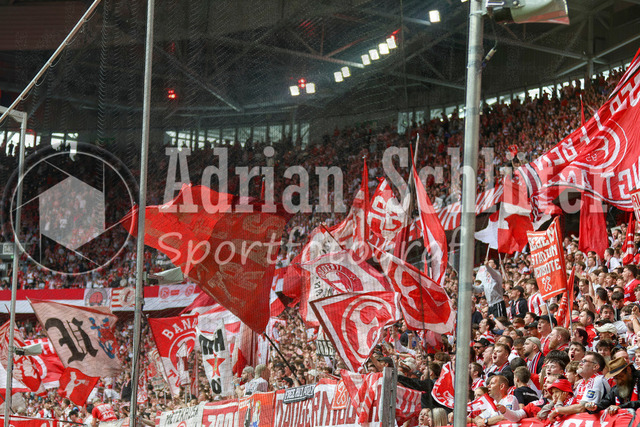 10.05.2026, GER, Fussball, Herren, 2. BL, Saison 2025/2026, Fortuna Düsseldorf - SV Elversberg | die Fans vom Fortuna Düsseldorf mit Bannern und Fahnen