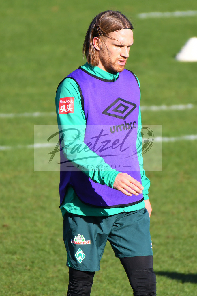 20200205_TRASVW_0058 | Fußball, Herren: Michael Lang (SV Werder Bremen)&nbsp; schaut waehrend der Trainingseinheit des SV Werder Bremen im Wohninvest Weserstadion am 05.02.2020 in Bremen, Deutschland. - Realisiert mit Pictrs.com