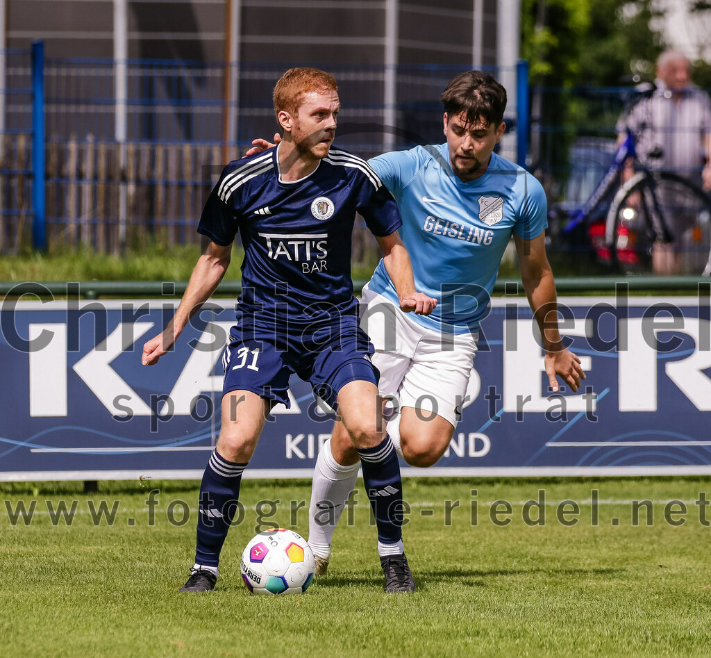 2023-08-26_070_FC_Langengeisling_gegen_TuS_Raubling | Erding, Deutschland, 26.08.2023:
Fußball, Bezirksliga Oberbayern Ost 2023 / 2024, 6. Spieltag, FC Langengeisling gegen TuS Raubling, Endergebnis: 2:0

Dominic Reisner (TuS Raubling, #31), Maximilian Maier (FC Langengeisling, #10)

Foto: Christian Riedel / fotografie-riedel.net