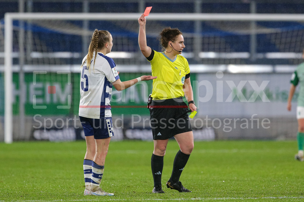 Fussball, Google Pixel Frauen-Bundesliga, MSV Duisburg - SV Werder Bremen | v.li.: Paula Flach (MSV Duisburg, 5) bekommt von Schiedsrichterin Laura Duske die gelb-rote Karte gezeigt, Platzverweis, Feldverweis, DIE DFB-RICHTLINIEN UNTERSAGEN JEGLICHE NUTZUNG VON FOTOS ALS SEQUENZBILDER UND/ODER VIDEOÄHNLICHE FOTOSTRECKEN. DFB REGULATIONS PROHIBIT ANY USE OF PHOTOGRAPHS AS IMAGE SEQUENCES AND/OR QUASI-VIDEO.