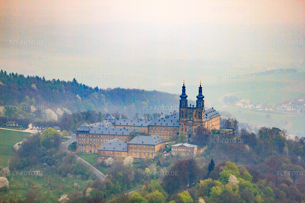 Luftbild: Kloster Banz mit Klosterkirche St. Dionysius und St. Petrus auf einem Berg über dem Main im Ortsteil Unnersdorf in Bad Staffelstein im Bundesland Bayern in Deutschland.Foto: IMG_64088.jpg vom 05.04.2014 durch Werner Riehm/FLY-FOTO.deBildungszentrum Kloster Banz - Hanns-Seidel-StiftungPfarrei Altenbanz und Pfarrei Banz